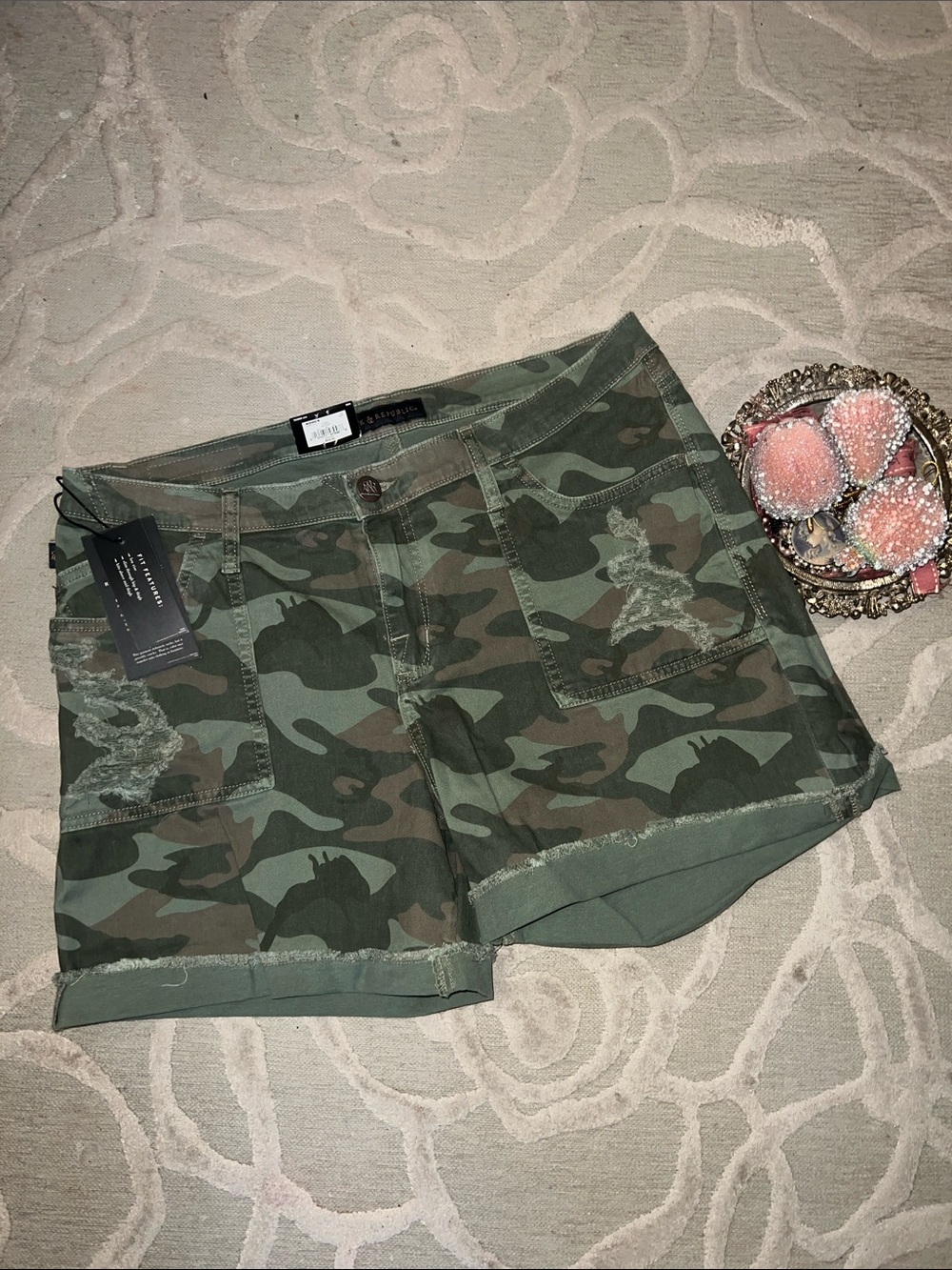 NWT🌷ROCK & REPUBLIC🌷Olive Bumpershoot  camo denim mid thigh cuffed short